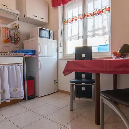 Lovely In With Kitchen Apartment *